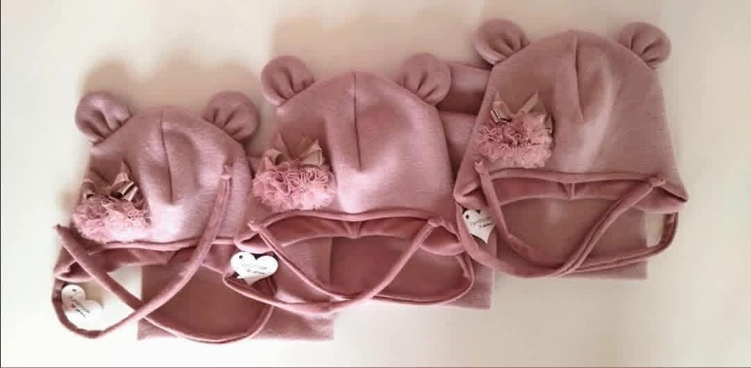 Komplektas „Meškutis“ – kepurytė su raištukais, mova ir pirštinytės (pudros spalvos)